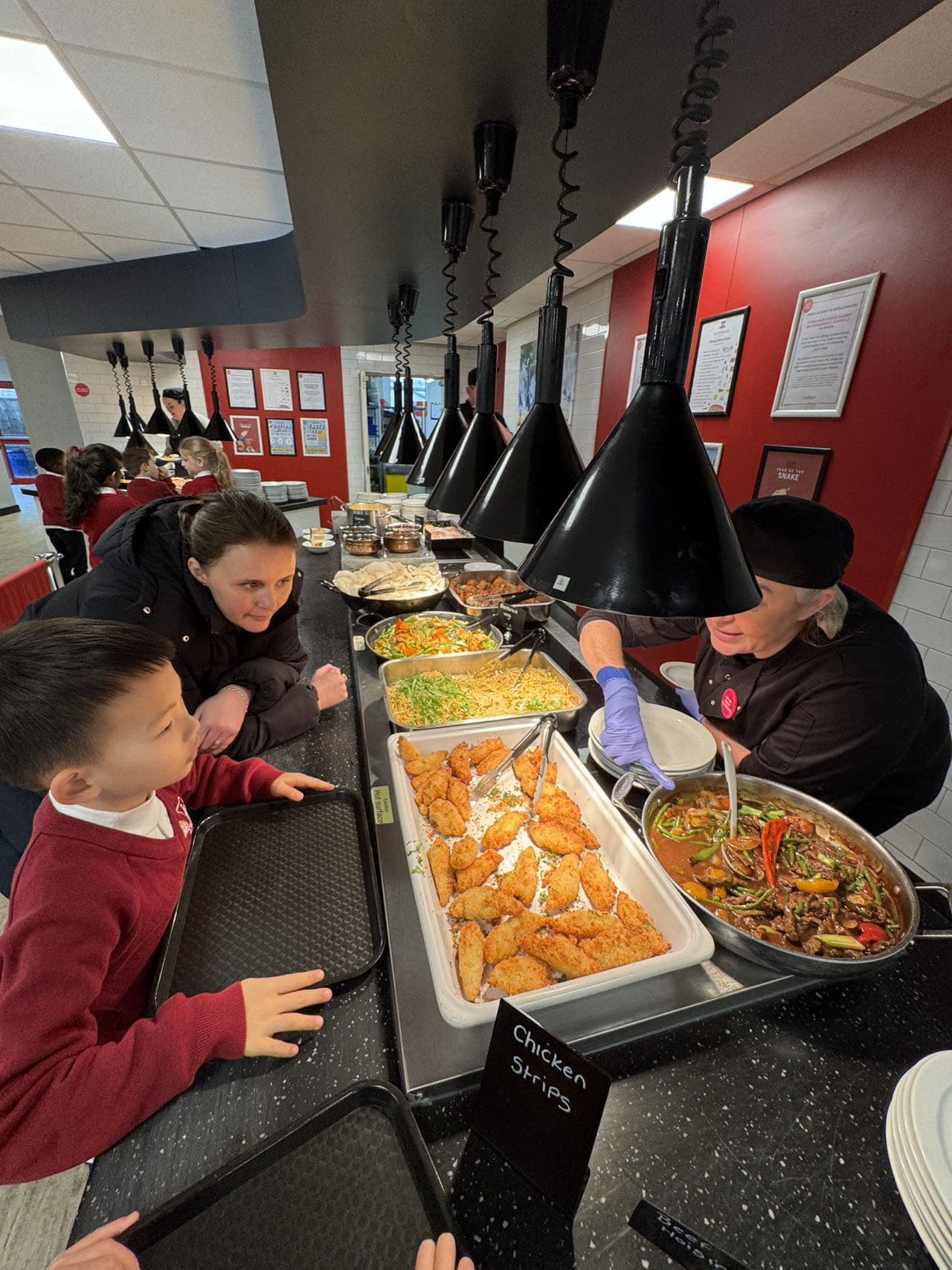 学校食堂用餐